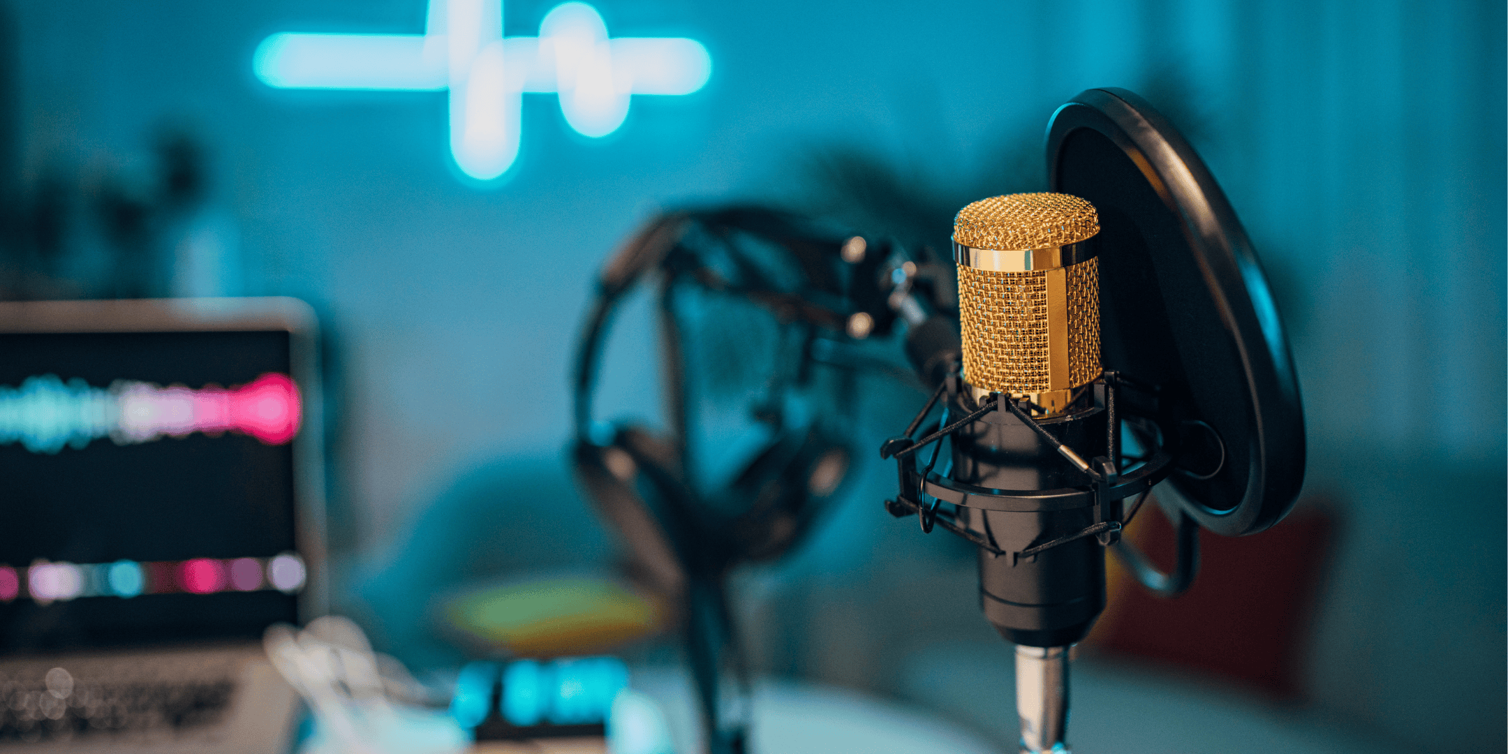 podast microphone in studio with blue light